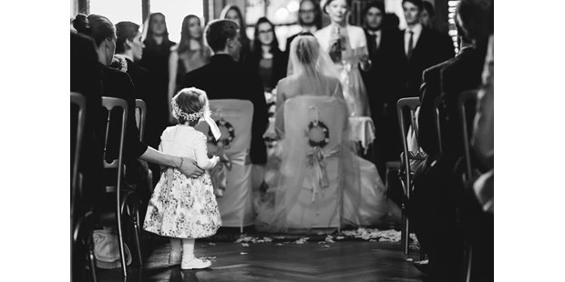 Hochzeitsfotos - Art des Shootings: Trash your Dress - Maria-Lanzendorf - Schloss Eckartsau - Ein großer Moment, auch für die Kleine - Uwe Rustenbeck Photography