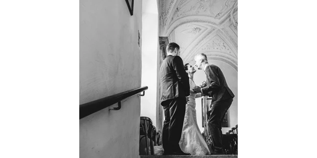 Hochzeitsfotos - Art des Shootings: Trash your Dress - Maria-Lanzendorf - Schloss Atzenbrugg - ungewohnte Perspektive - Uwe Rustenbeck Photography