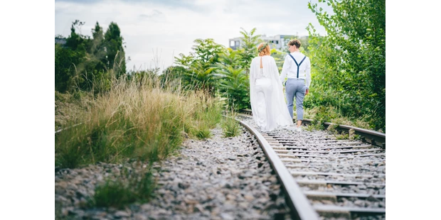 Hochzeitsfotos - Art des Shootings: Trash your Dress - Maria-Lanzendorf - St. Marx - auf Schiene - Uwe Rustenbeck Photography