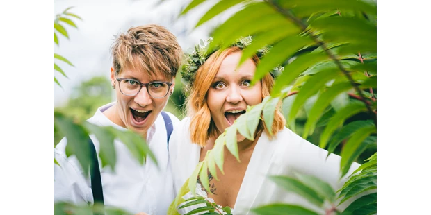 Hochzeitsfotos - Art des Shootings: Trash your Dress - Maria-Lanzendorf - St. Marx - Spaß im Busch - Uwe Rustenbeck Photography