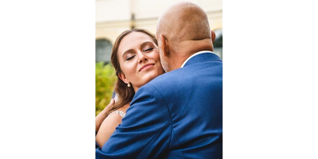 Hochzeitsfotos - Art des Shootings: Trash your Dress - Maria-Lanzendorf - Schönbrunn - Umarmung - Uwe Rustenbeck Photography