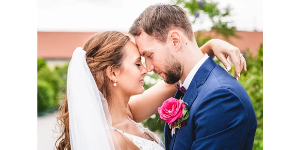 Hochzeitsfotos - Art des Shootings: Trash your Dress - Maria-Lanzendorf - Schönbrunn - Blümchen - Uwe Rustenbeck Photography