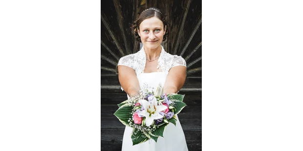 Hochzeitsfotos - Art des Shootings: Trash your Dress - Maria-Lanzendorf - Glaubendorf - Wurfgeschoss - Uwe Rustenbeck Photography