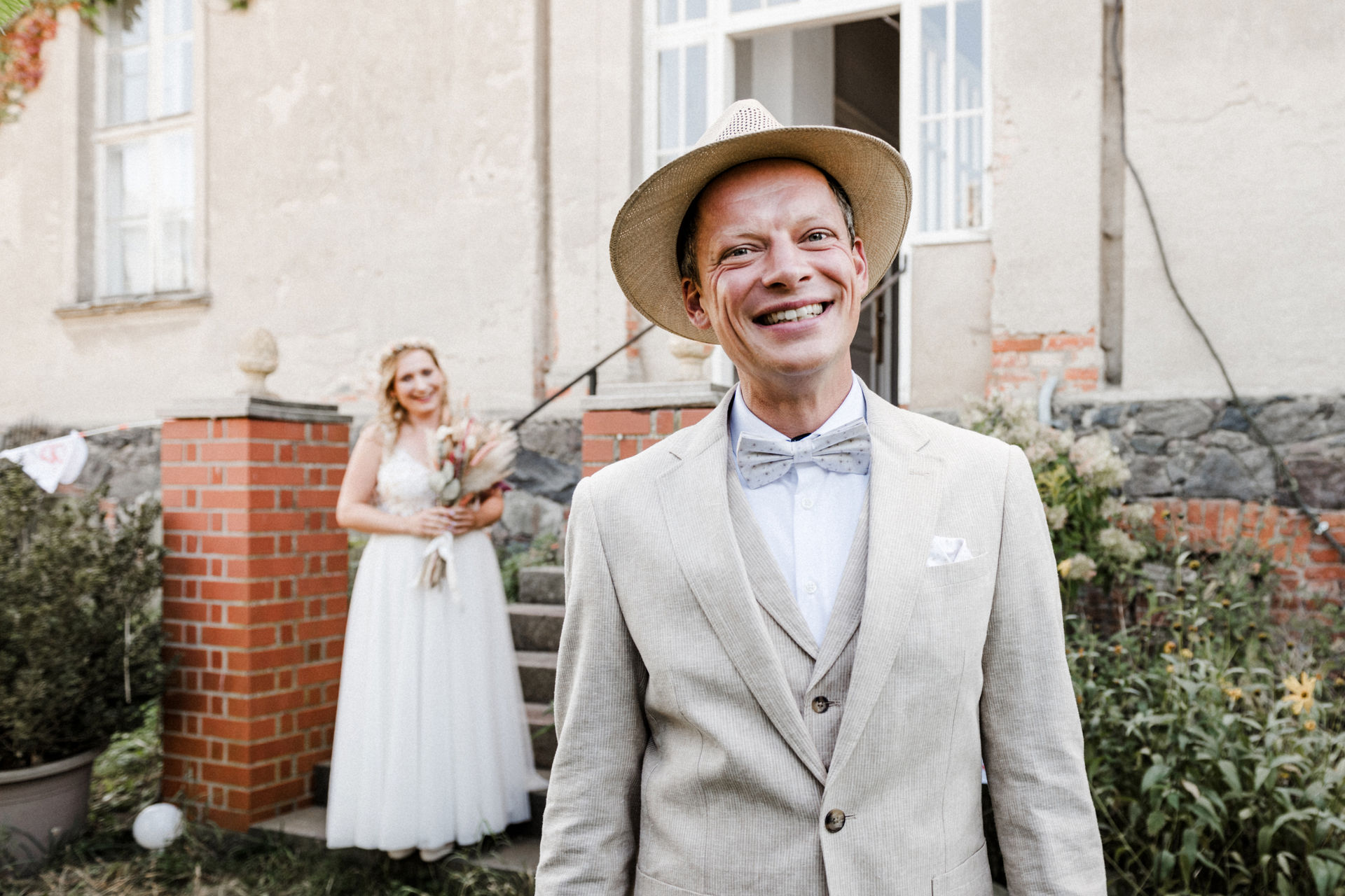 Hochzeitsfotograf: Brautpaar beim First Look auf dem Kultur-Gut Wrechen - Spreekind-Fotografie