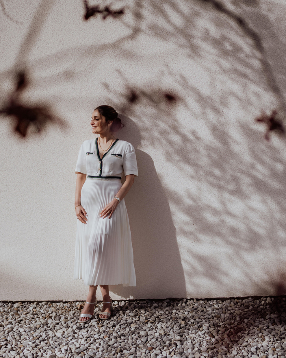 Hochzeitsfotograf: moderne Hochzeitsfotografie elegant clean Chic Braut Elopement Hochzeitsfotograf München Hochzeitsfotograf Salzburg Hochzeitsfotograf Schliersee Heiraten im Frühling Magnolienblüte - Angelika Wagener Fotografie