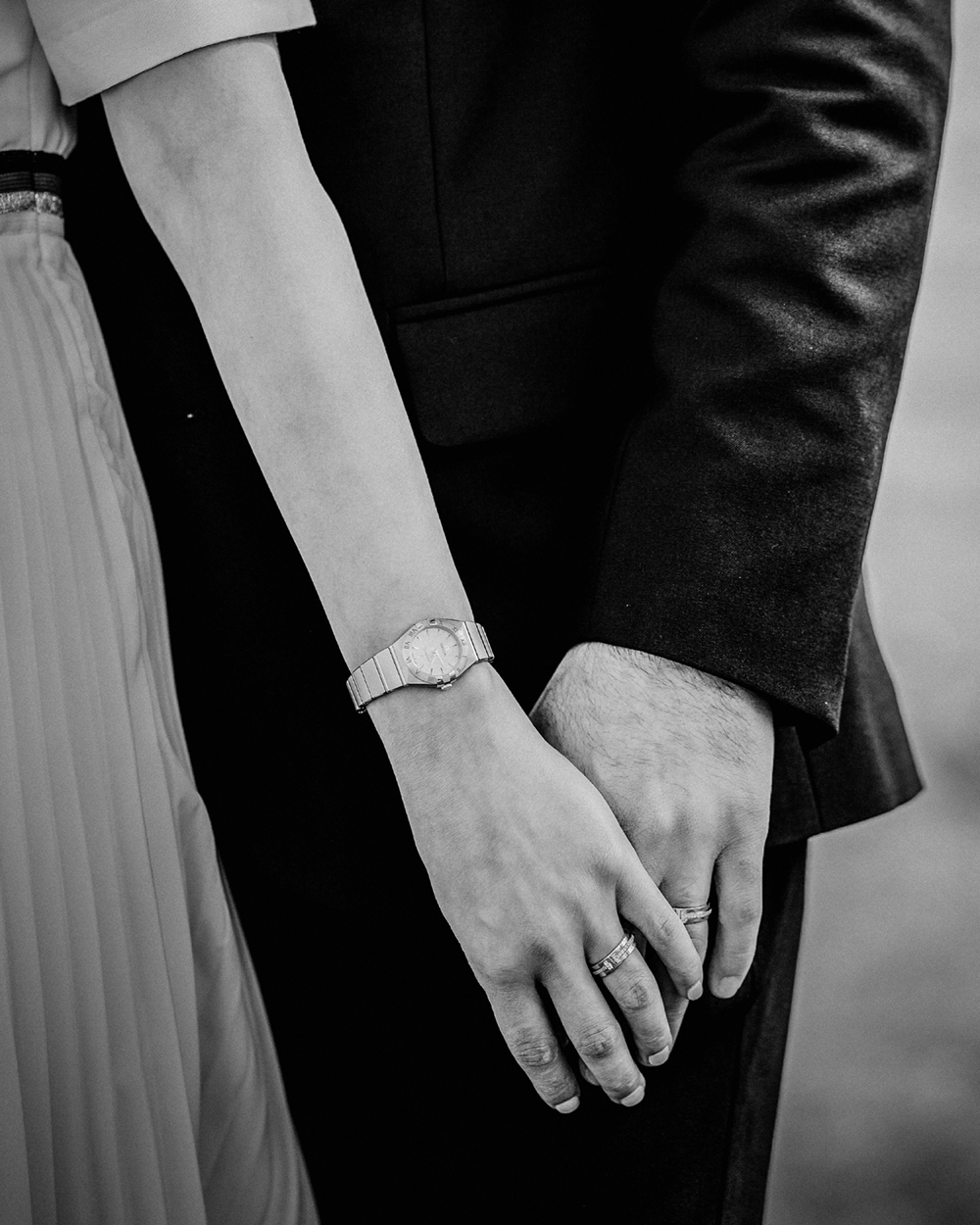 Hochzeitsfotograf: moderne Hochzeitsfotografie Hände Schwarzweiß Elopement Hochzeitsfotograf München Hochzeitsfotograf Salzburg Hochzeitsfotograf Schliersee - Angelika Wagener Fotografie