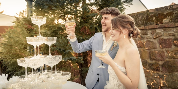 Hochzeitsfotos - Kerpen (Rhein-Erft-Kreis) - Brautpaar feiert mit Champagne Tower - abcweddingstories
