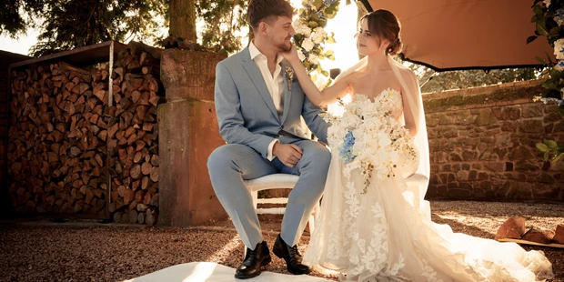 Hochzeitsfotos - Kerpen (Rhein-Erft-Kreis) - Brautpaar in Abendsonne bei der Freien Trauung - abcweddingstories