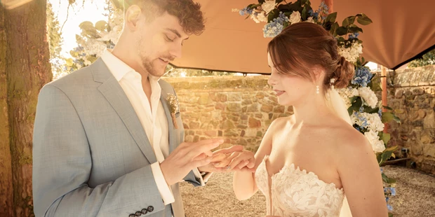 Hochzeitsfotos - Kerpen (Rhein-Erft-Kreis) - Ringtausch zwischen Brautpaar - abcweddingstories