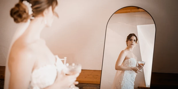 Hochzeitsfotos - Kerpen (Rhein-Erft-Kreis) - Braut sieht sich im Spiegel an nach dem das Getting Ready fertig ist - abcweddingstories