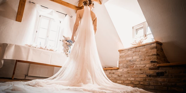 Hochzeitsfotos - Kerpen (Rhein-Erft-Kreis) - Braut im Brautkleid mit langem Schleier - abcweddingstories