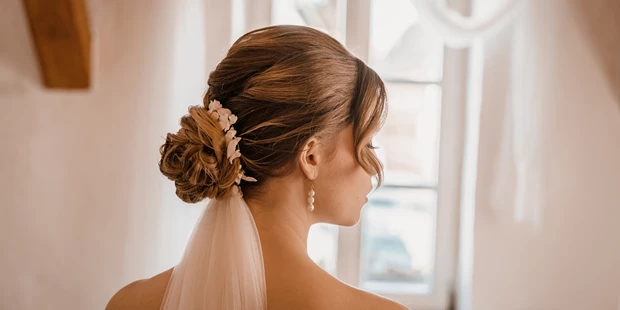 Hochzeitsfotos - Kerpen (Rhein-Erft-Kreis) - Braut mit Schleier beim Getting Ready mit Make Up und Frisur - abcweddingstories