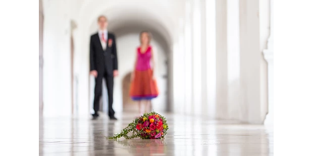 Hochzeitsfotos - Fotostudio - Wels (Wels) - Brautpaar und Strauss im Stift St. Florian - DieFotoFrau