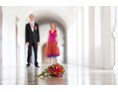 Hochzeitsfotograf: Brautpaar und Strauss im Stift St. Florian - DieFotoFrau