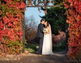 Hochzeitsfotograf: Brautpaar im Schloss Riedegg - DieFotoFrau