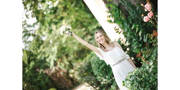 Hochzeitsfotos - Fotostudio - Wels (Wels) - glückliche Braut - DieFotoFrau
