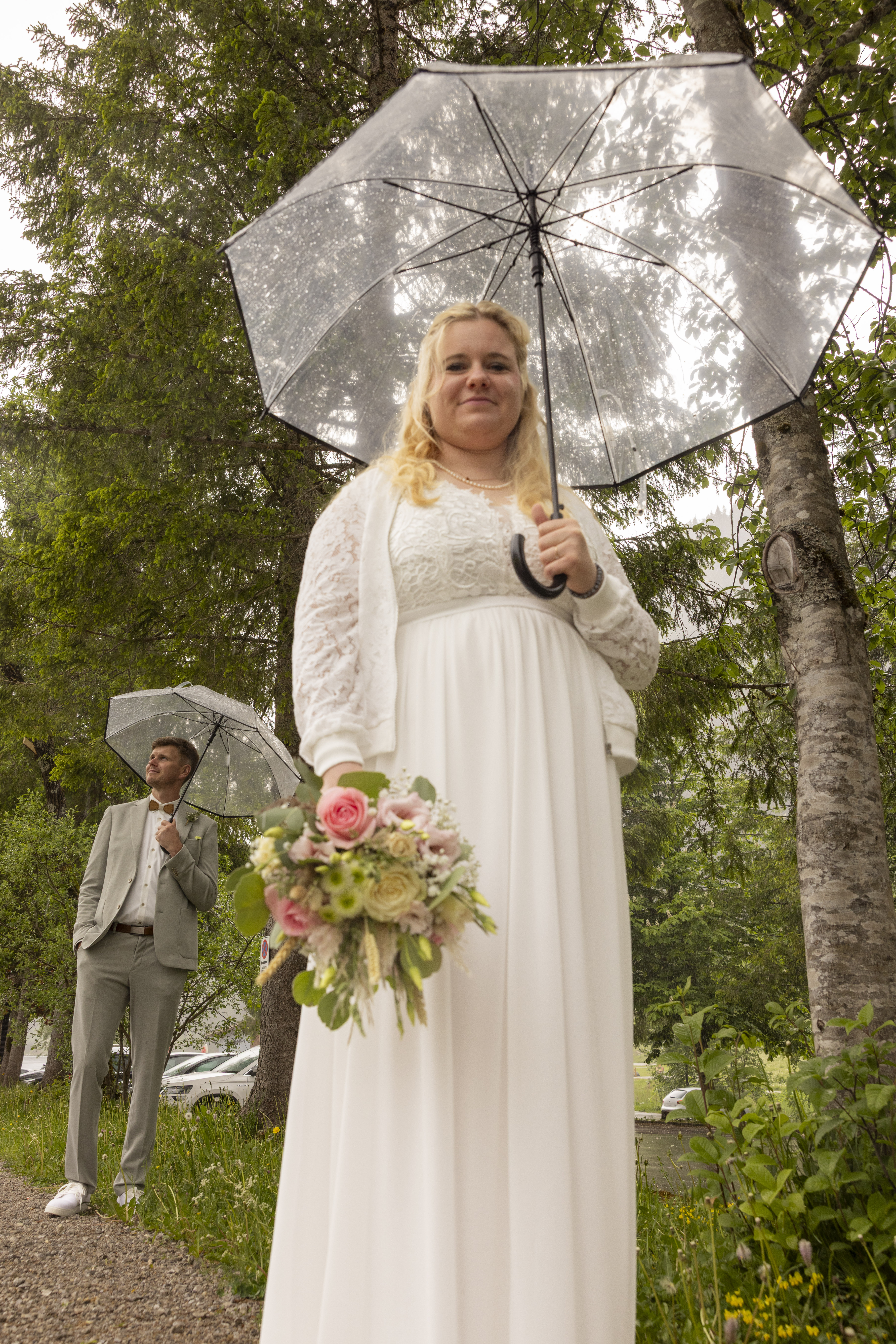 Hochzeitsfotograf: Brautpaar im Regen - Zaubermomente der Fotografie