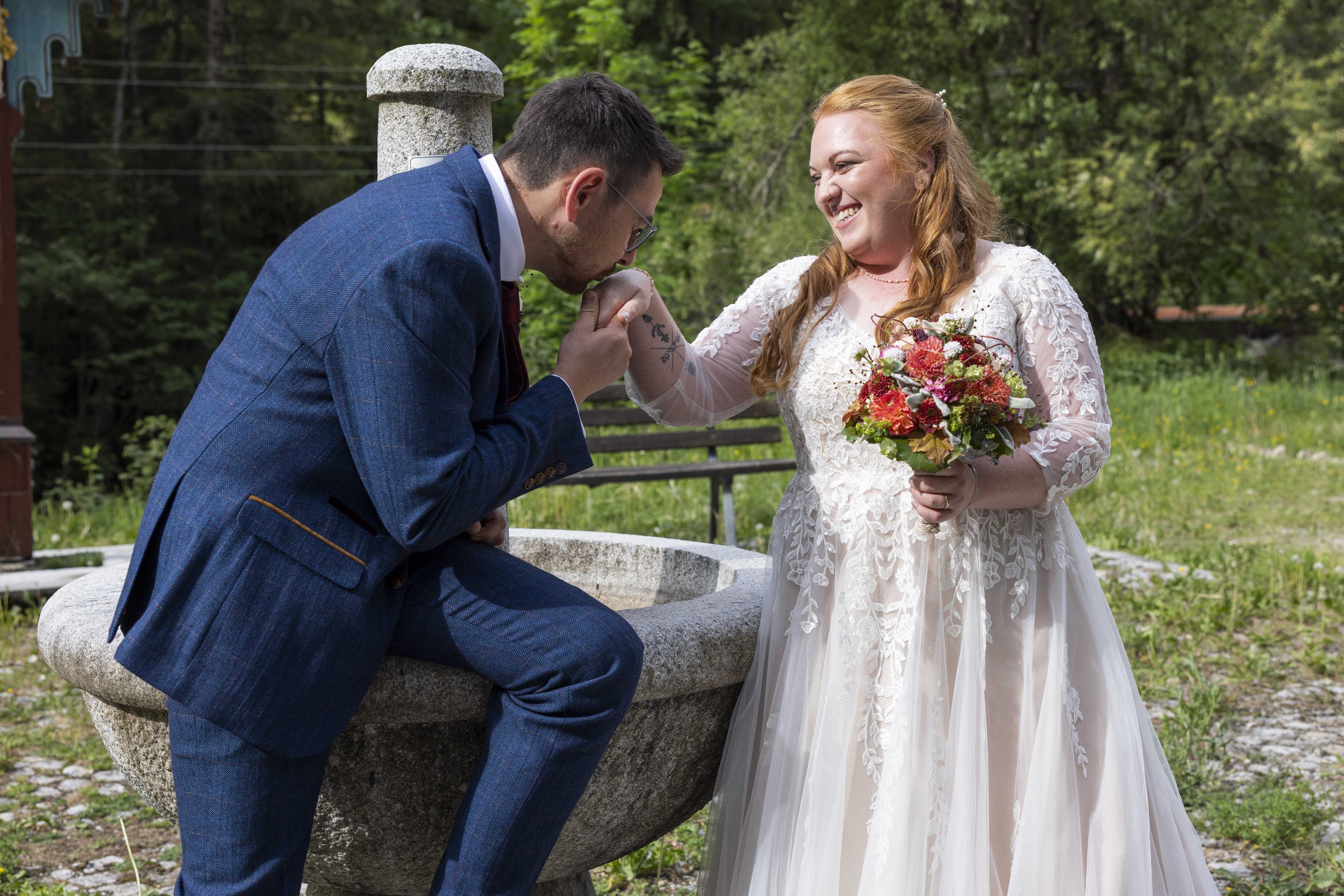 Hochzeitsfotograf: Brautpaar Shooting  am Brunnen mit Handkuss - Zaubermomente der Fotografie