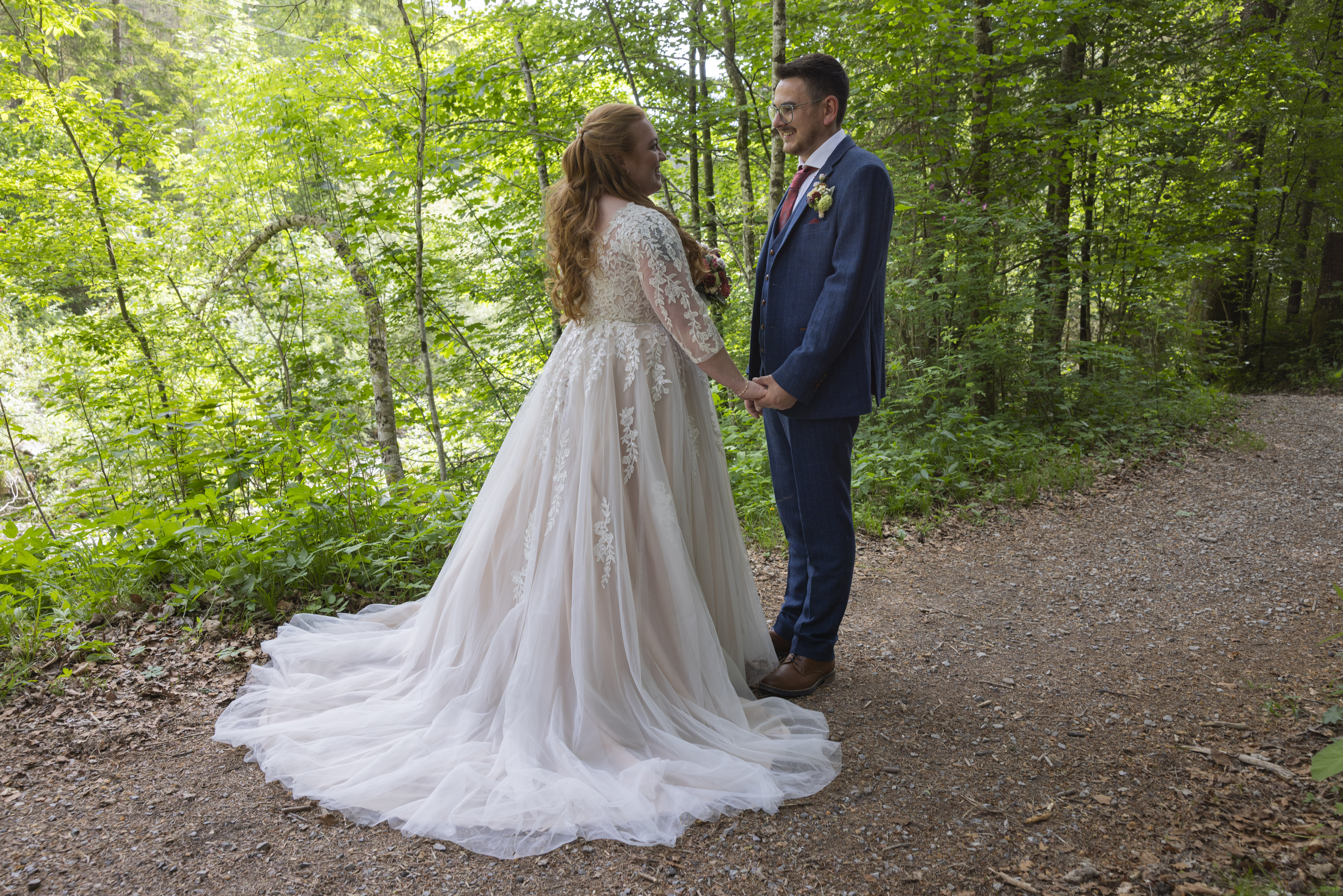 Hochzeitsfotograf: Brautpaar Spaziergang im Wald - Zaubermomente der Fotografie