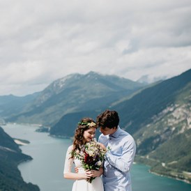 Hochzeitsfotograf: Brautpaar am wunderschönen Achensee in Tirol mit Blick auf die umliegenden Berge. WE WILL WEDDINGS | Hochzeitsfotografin Tirol / Innsbruck - WE WILL WEDDINGS