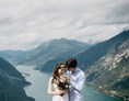 Hochzeitsfotograf: Brautpaar am wunderschönen Achensee in Tirol mit Blick auf die umliegenden Berge. WE WILL WEDDINGS | Hochzeitsfotografin Tirol / Innsbruck - WE WILL WEDDINGS