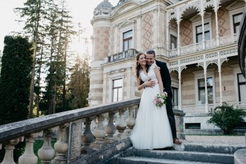 Hochzeitsfotograf: Brautpaar bei der Hermesvilla im Lainzertiergarten in Wien. WE WILL WEDDINGS | Hochzeitsfotografin Tirol / Wien - WE WILL WEDDINGS