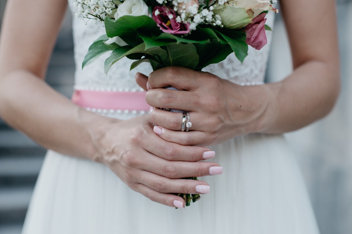 Hochzeitsfotograf: Braut hält Blumenstrauß. Ehering und Verlobungsring. WE WILL WEDDINGS | Hochzeitsfotografin Tirol / Wien - WE WILL WEDDINGS