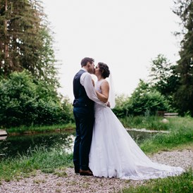 Hochzeitsfotograf: Brautpaar im Wald am See in Graz in der Steiermark. WE WILL WEDDINGS | Hochzeitsfotografin Graz Steiermark Österreich - WE WILL WEDDINGS