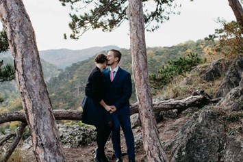 Hochzeitsfotograf: Verlobungsshooting mit Paar im Wald in Mödling Wien Umgebung.  WE WILL WEDDINGS | Hochzeitsfotografin Wien Umgebung / Niederösterreich - WE WILL WEDDINGS