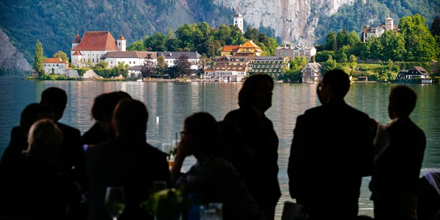 Hochzeitsfotos - Art des Shootings: Prewedding Shooting - Burgenland - Traunsee-Panorama mit Gästen - WK photography