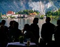 Hochzeitsfotograf: Traunsee-Panorama mit Gästen - WK photography