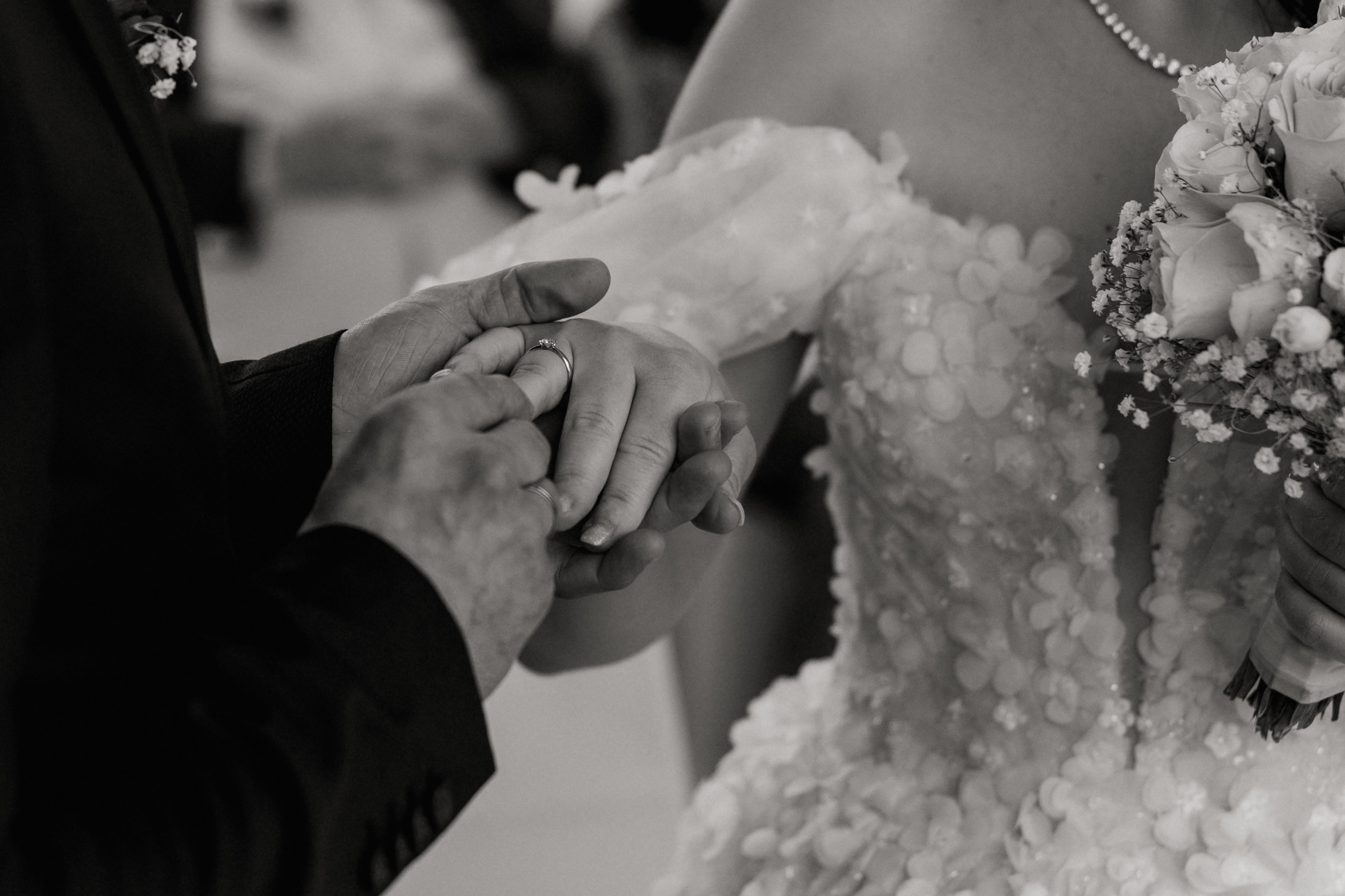 Hochzeitsfotos - Berufsfotograf - St. Pölten - Brautpaar tauscht Eheringe - Eure Herzensmomente - Sabrina Feibl 