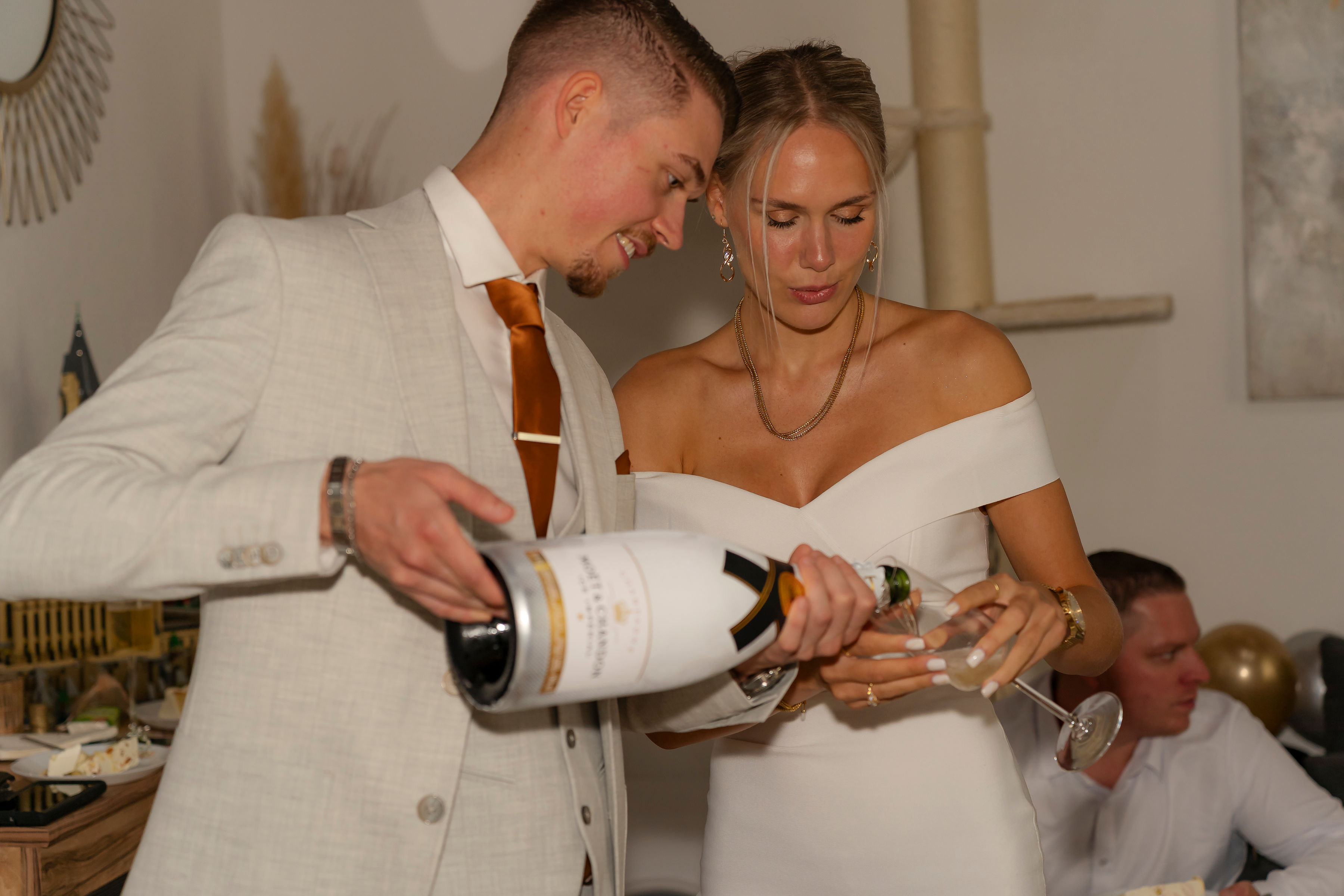 Hochzeitsfotos - Art des Shootings: Fotostory - Sauerland - Brautpaar schenkt Champagner aus  - Angelo Vella Photography 