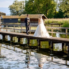 Hochzeitsfotograf: Brautpaar-shooting am Chiemsee im Gut Aiterbach - Wolfgang Burkart Fotografie