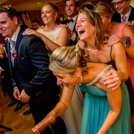 Hochzeitsfotograf: Ich liebe die Stimmung bei Brautentführungen. Hier auf Schloss Hohenkammer - Wolfgang Burkart Fotografie