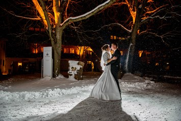 Hochzeitsfotograf: Zum Glück konnte ich das Brautpaar überreden, nochmals für ein paar Aufnahmen in die Kälte raus zu gehen. - Wolfgang Burkart Fotografie