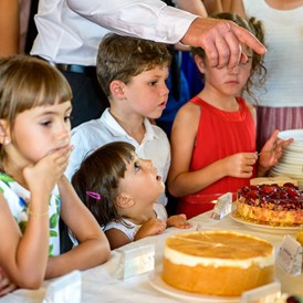Hochzeitsfotograf: Am Hochzeits-Kuchenbuffet bekommen Kinder immer große Augen wie an Weihnachten...manchmal auch vor Entsetzen wenn sich ein Erwachsener vordrängt... - Wolfgang Burkart Fotografie