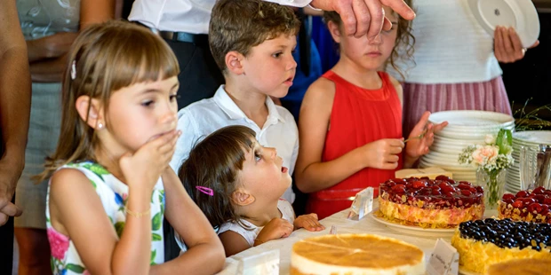 Hochzeitsfotos - Art des Shootings: Hochzeits Shooting - Oberbayern - Am Hochzeits-Kuchenbuffet bekommen Kinder immer große Augen wie an Weihnachten...manchmal auch vor Entsetzen wenn sich ein Erwachsener vordrängt... - Wolfgang Burkart Fotografie