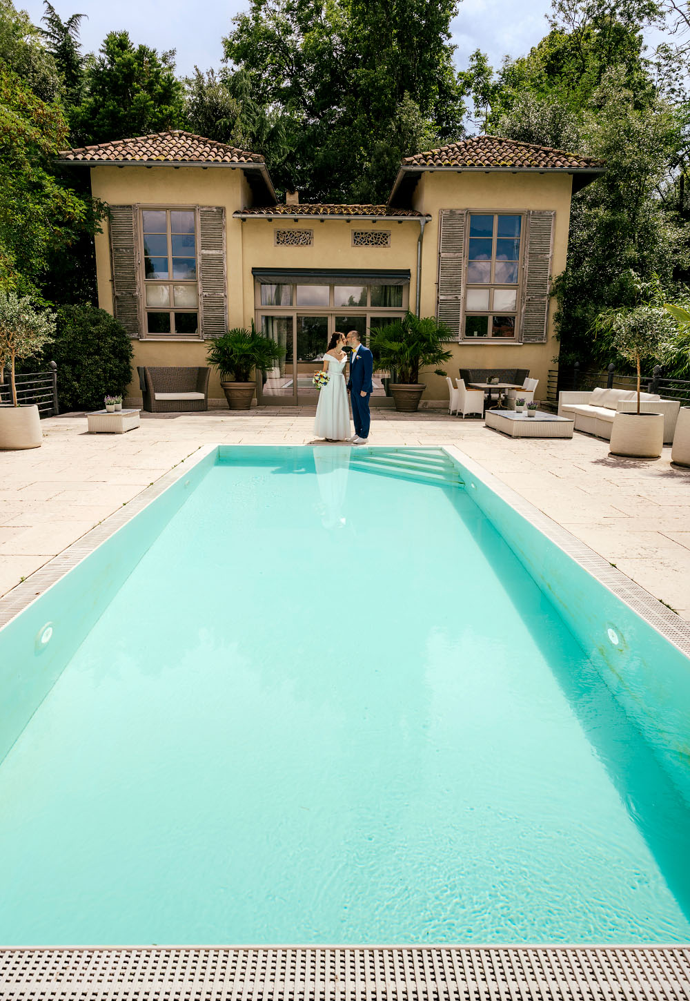 Hochzeitsfotos - Fotostudio - Reinsfeld - Hochzeitsshooting. Brautpaar am Pool - Petra und Jürgen | Hochzeitsfotografen