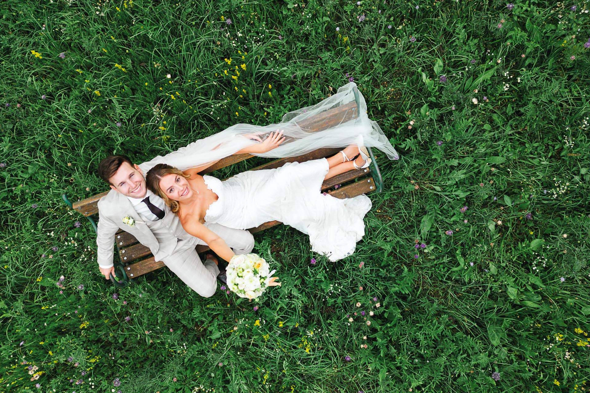 Hochzeitsfotos - Eggersdorf bei Graz - Brautpaar beim Paarshooting in einer Blumenwiese in Enzersfeld, NÖ im Sommer 2025 - Mina Art - Marina Halmenschlager