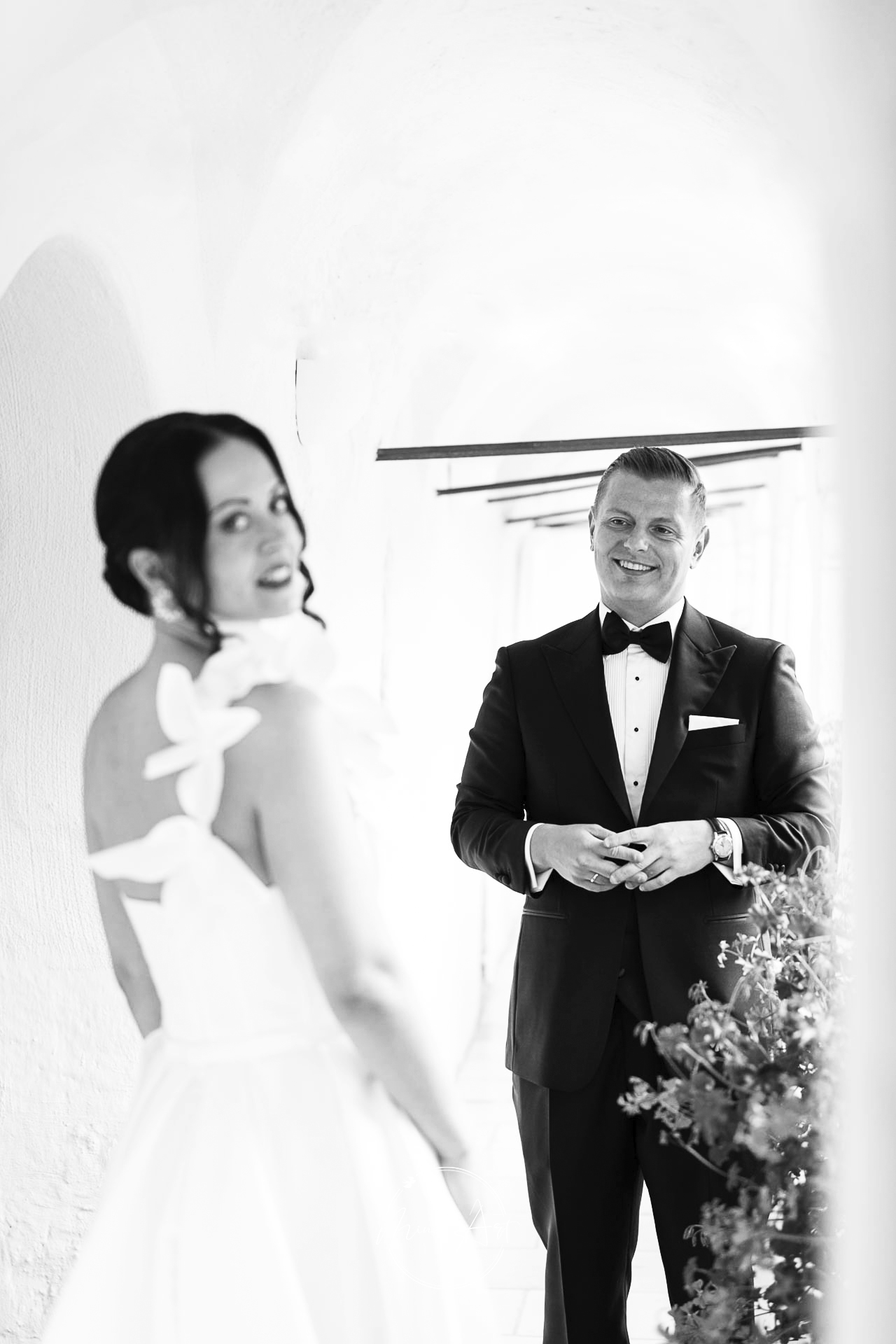 Hochzeitsfotograf: Brautpaar während dem Paarshooting im Vierziger Hof in Langenlois im Sommer 2025. Foto in Schwarzweiß. Das Paar steht im Arkadenhof der Location. - Mina Art - Marina Halmenschlager