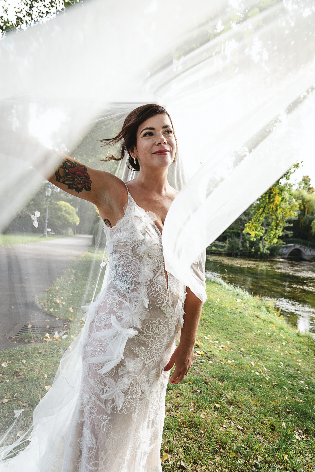 Hochzeitsfotograf: Braut beim Brautpaarshooting allein mit ihrem langen Schleier auf der Wiener Donauinsel im Herbst 2025 - Mina Art - Marina Halmenschlager
