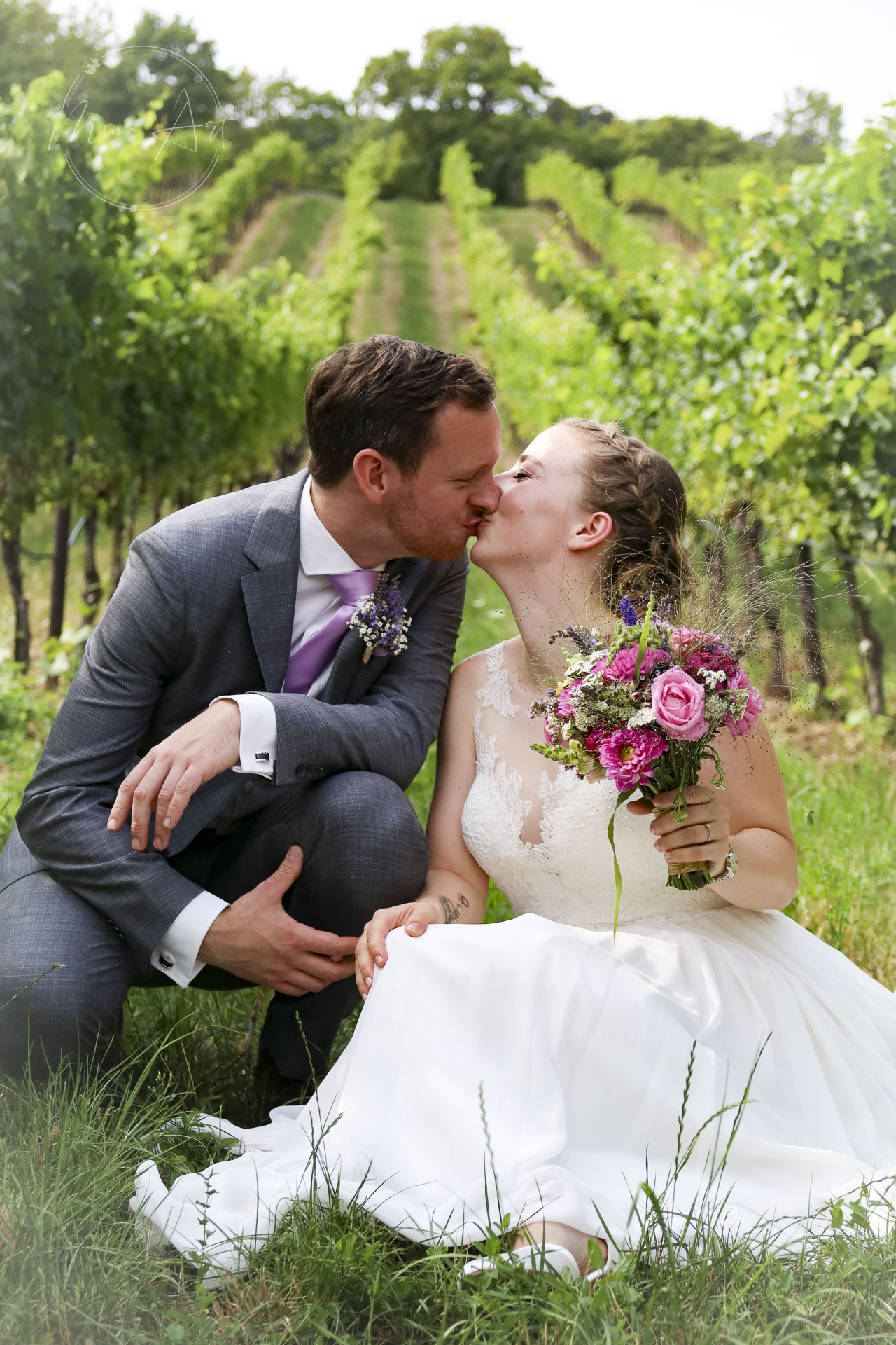 Hochzeitsfotograf: First Sight - Brautpaarshooting im Weinberg in Gumpoldskirchen. Ein herrlich schöner Tag mitten im Grünen.  - Mina Art - Marina Halmenschlager
