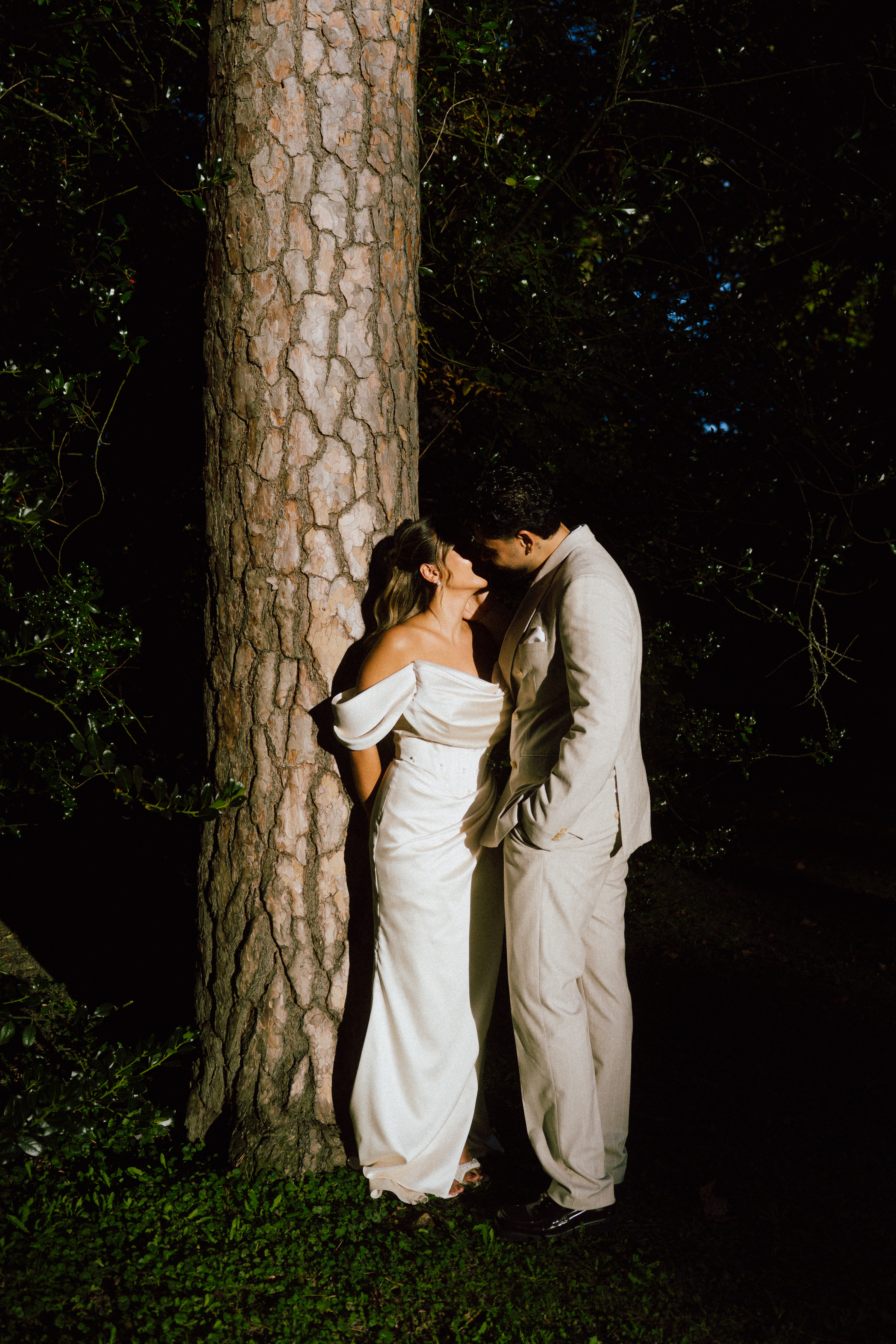 Hochzeitsfotos - Art des Shootings: Fotostory - Tiroler Unterland - Brautpaar in Wald in Innsbruck bei ihrem Hochzeitsshooting fotografiert von moozart - moo-zart