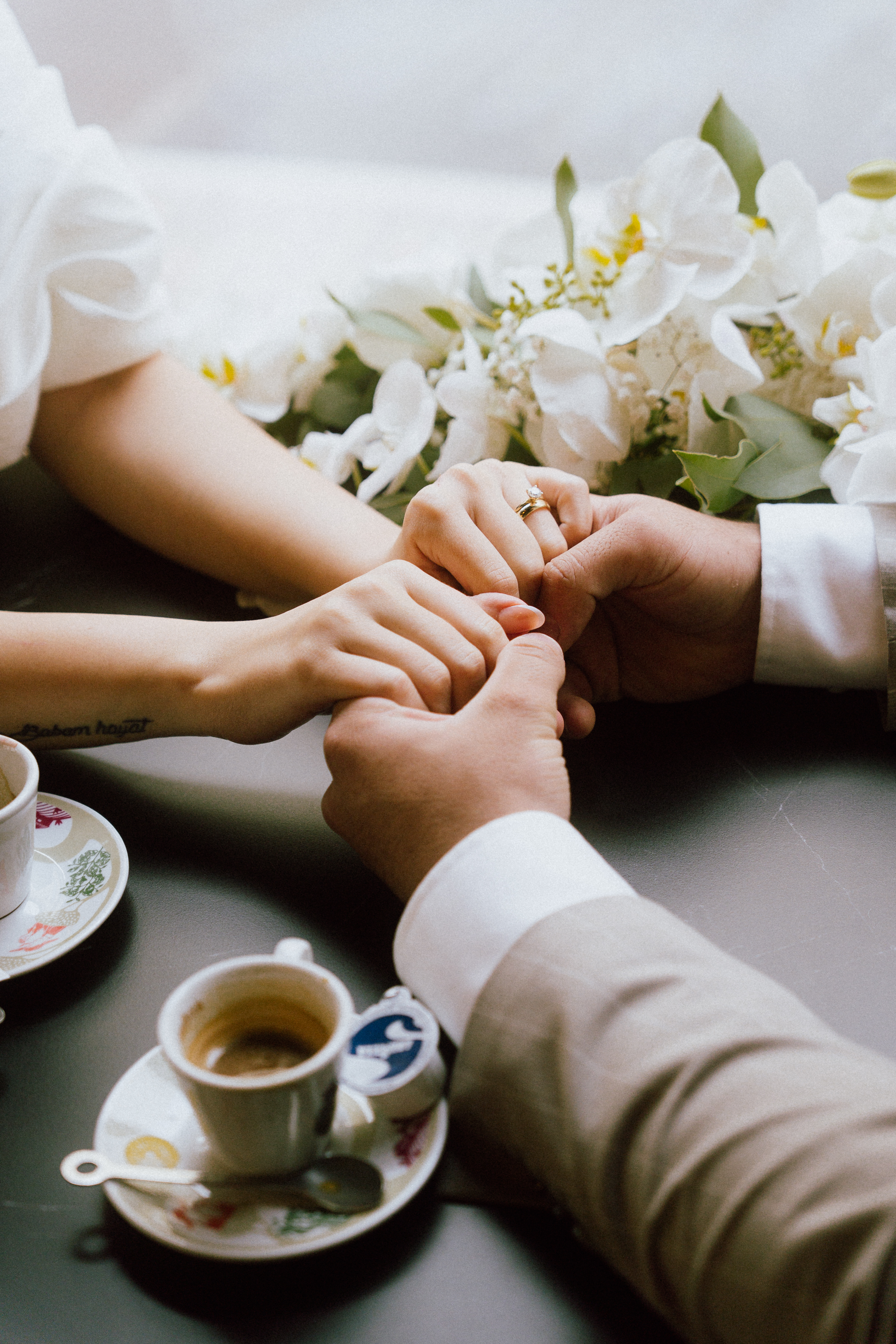 Hochzeitsfotograf: Details von den Händen eines Brautpaares in Innsbruck fotografiert von moozart - moo-zart