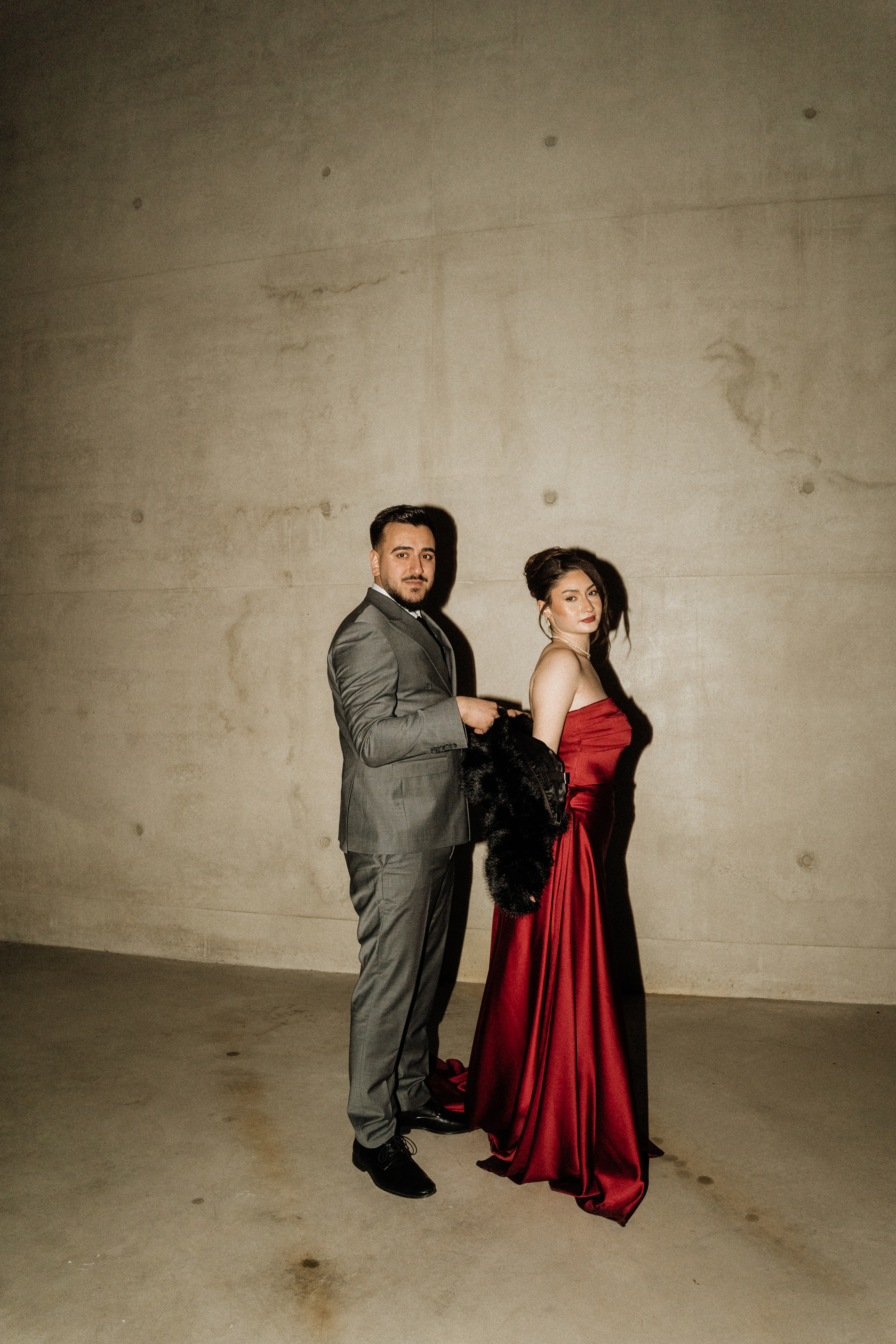 Hochzeitsfotograf: Brautpaar vor einen Betonwand in Innsbruck auf einer Hochzeit fotografiert von moozart - moo-zart
