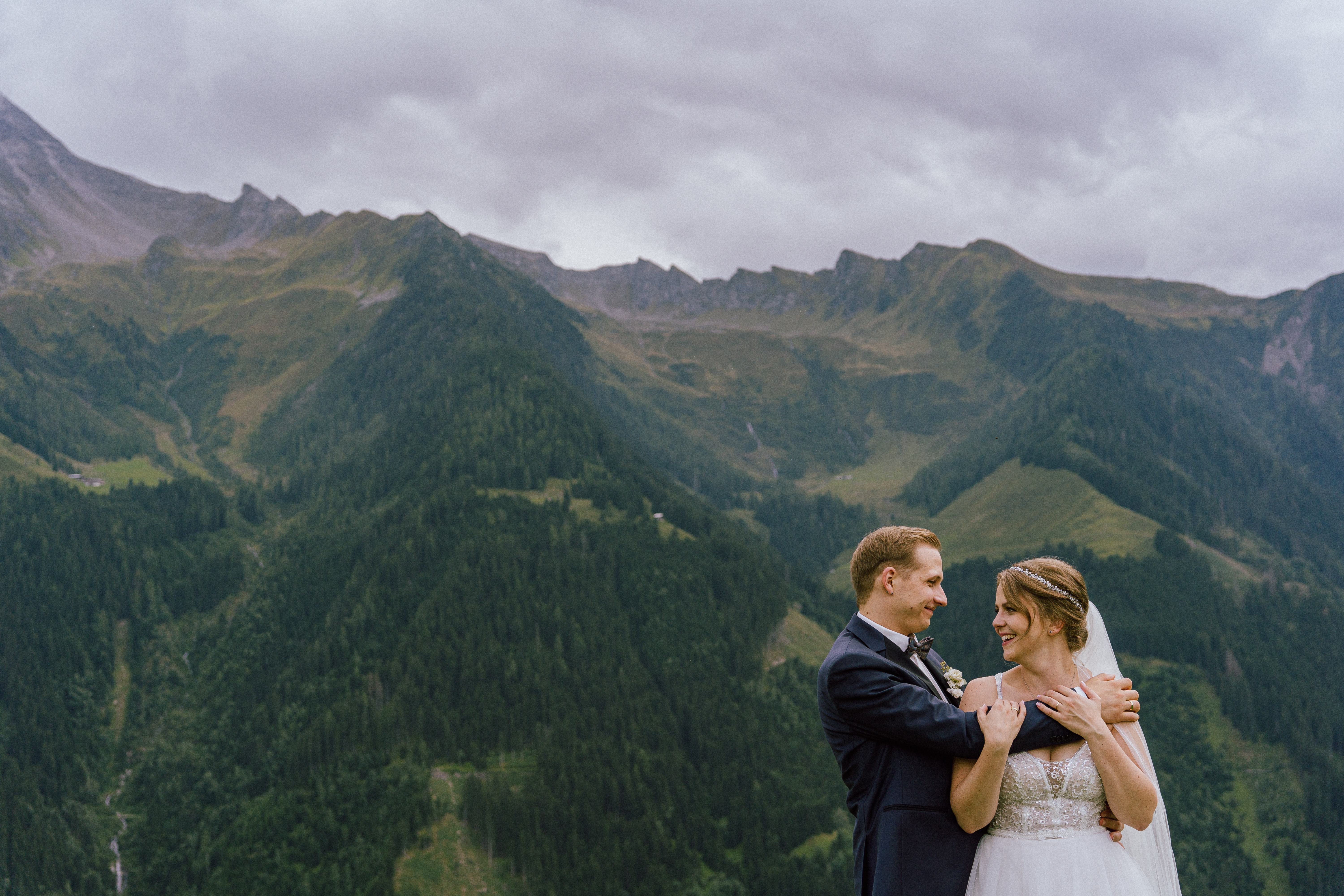 Hochzeitsfotograf: Brautpaar zwischen Tiroler Bergen bei einer Hochzeit in Tirol fotografiert von moozart - moo-zart