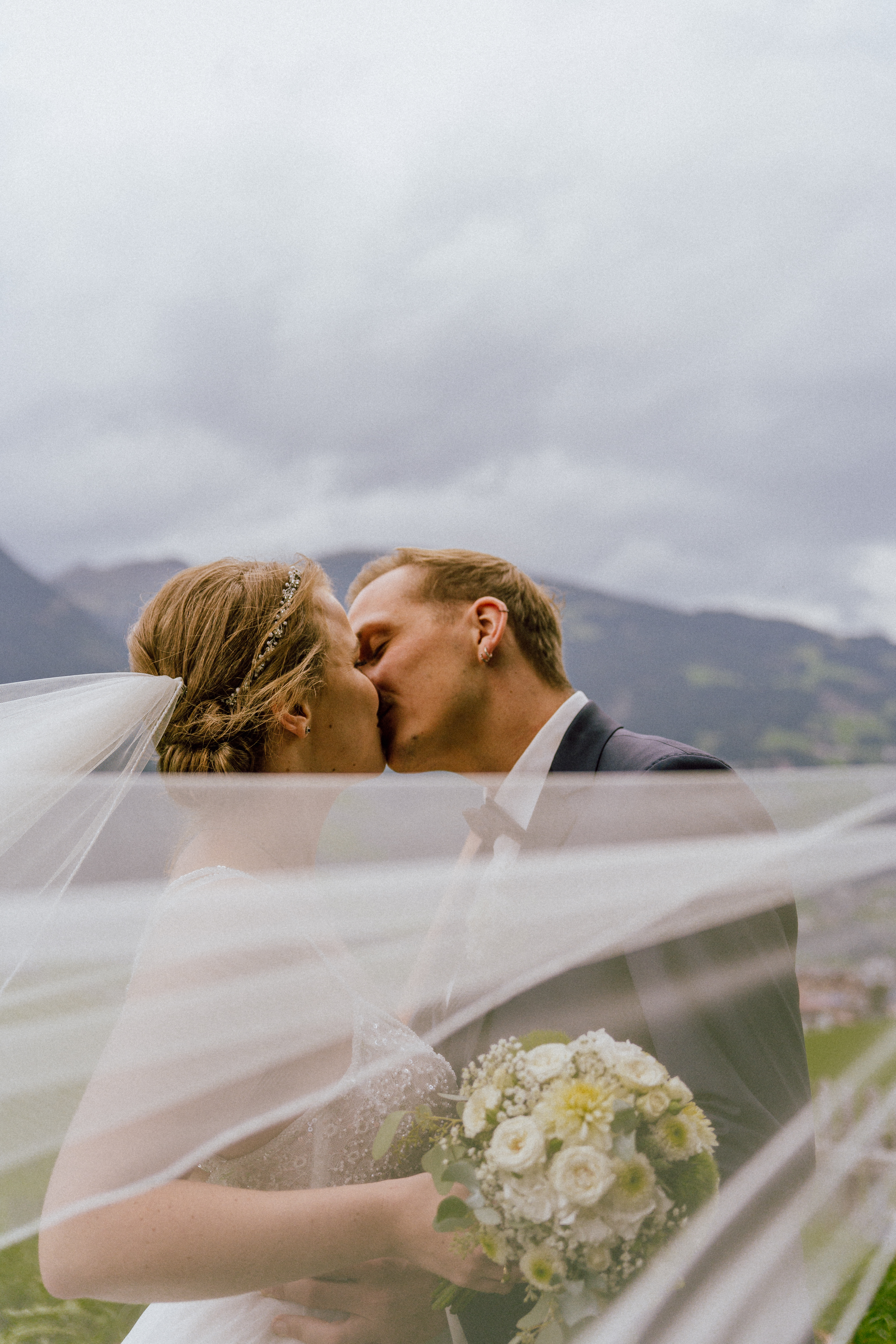 Hochzeitsfotograf: Brautpaar zwischen Tiroler Bergen bei einer Hochzeit in Tirol fotografiert von moozart - moo-zart