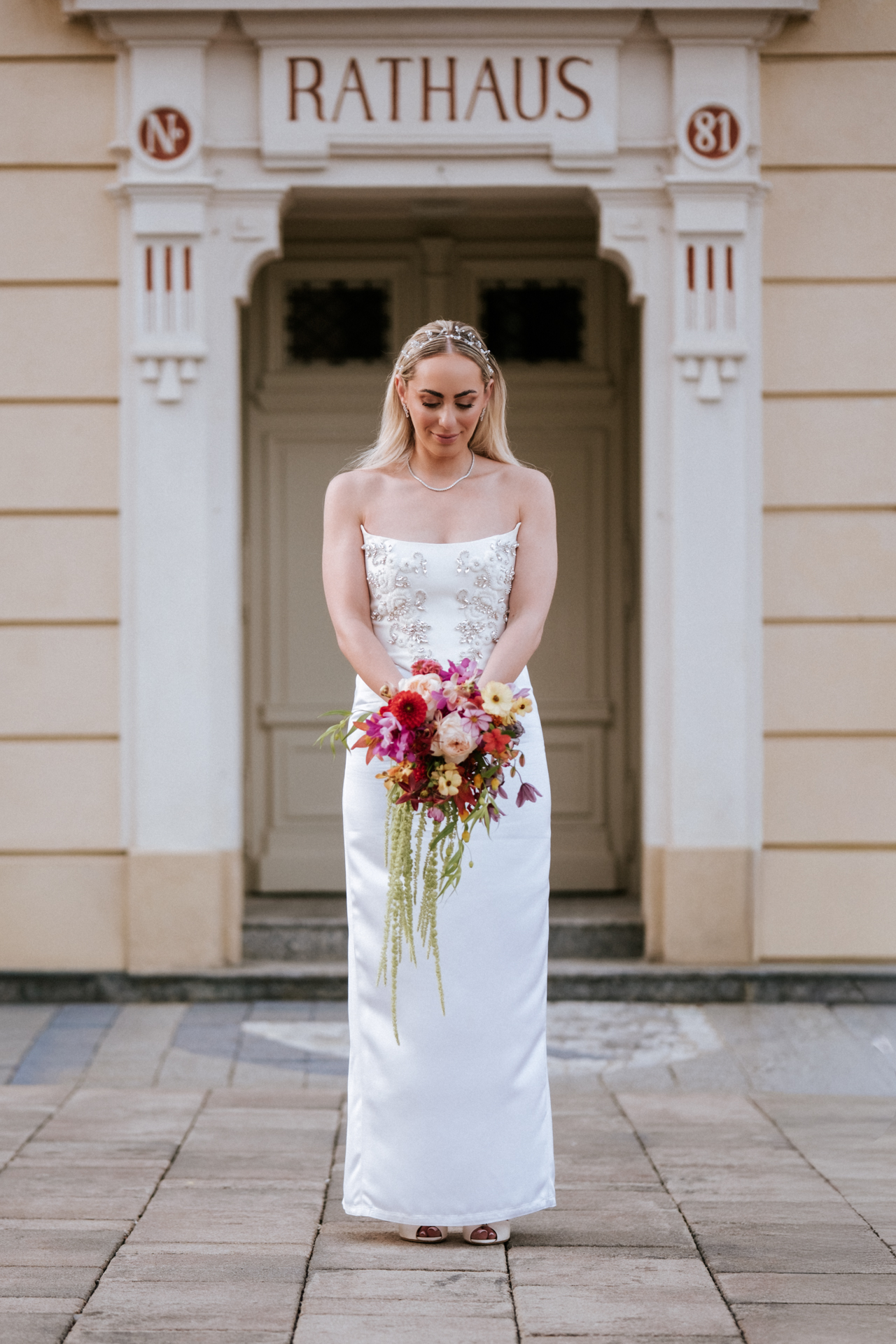 Hochzeitsfotograf: Braut mit Brautstrauß vor dem Alten Rathaus Wiener Neudorf bei ihrer standesamtlichen Trauung - Pengoo Weddings