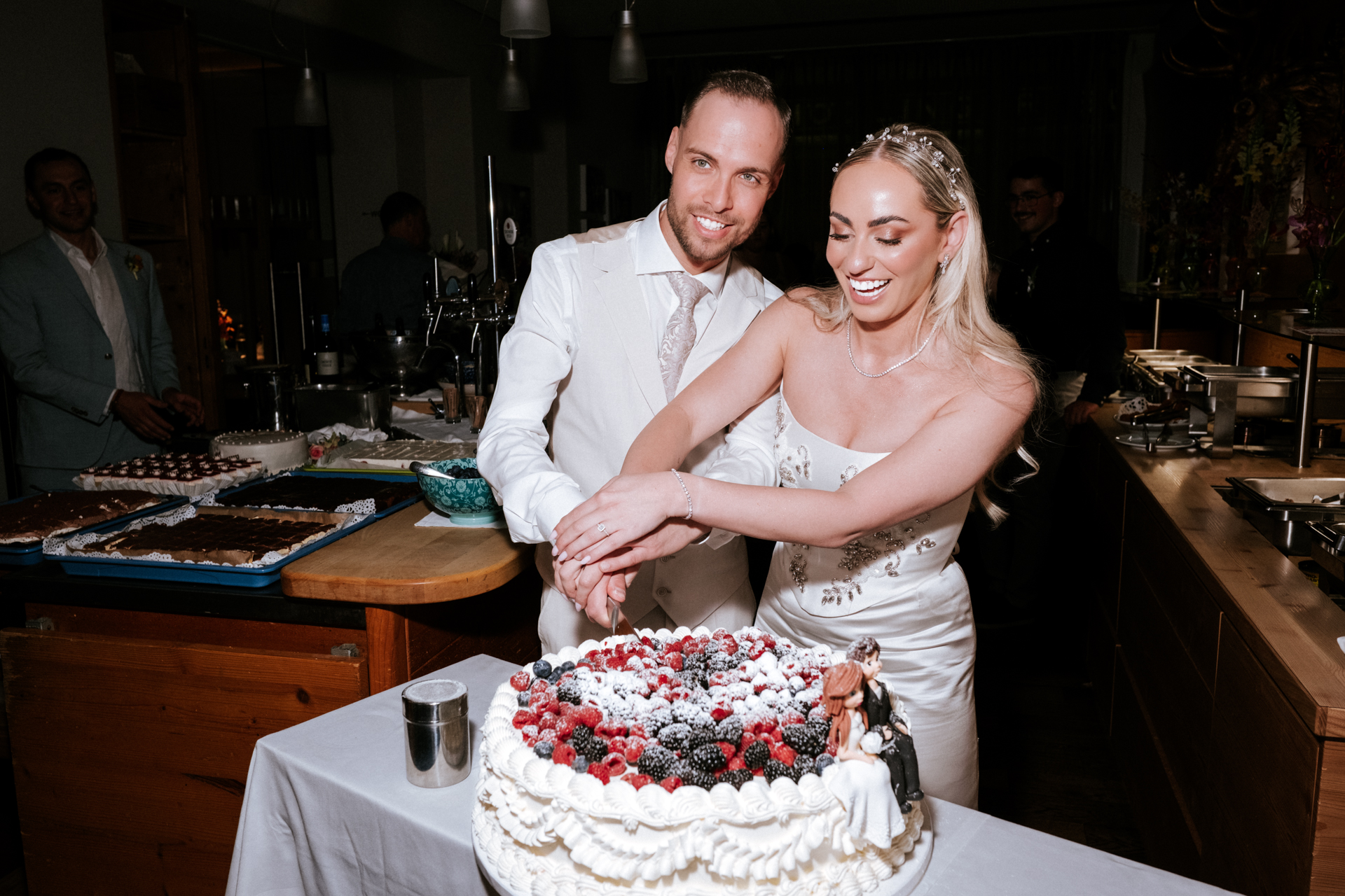 Hochzeitsfotograf: Brautpaar beim Tortenanschnitt im Restaurant Babenbergerhof in Mödling - Pengoo Weddings